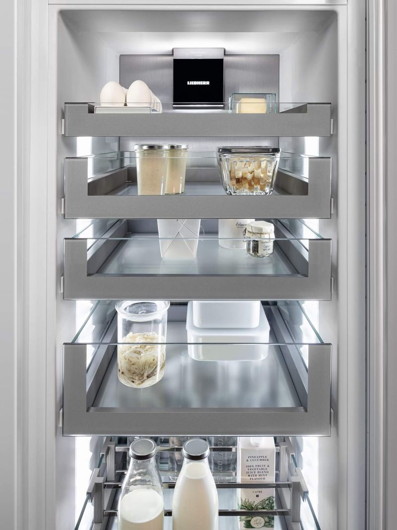 Intérieur inox d’un réfrigérateur Liebherr Peak avec tiroirs vitrés OpenStage