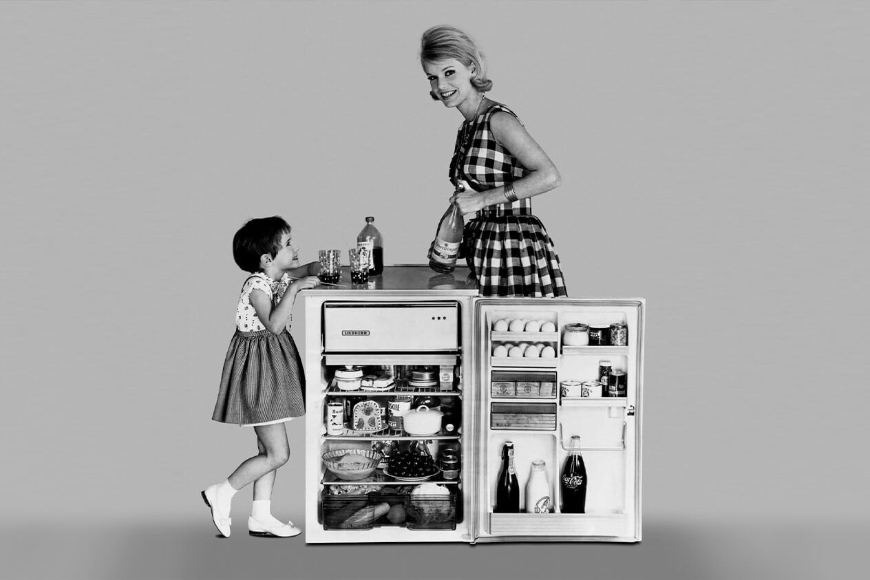 Publicité Liebherr des années 1950 : une mère et sa fille devant un réfrigérateur ouvert
