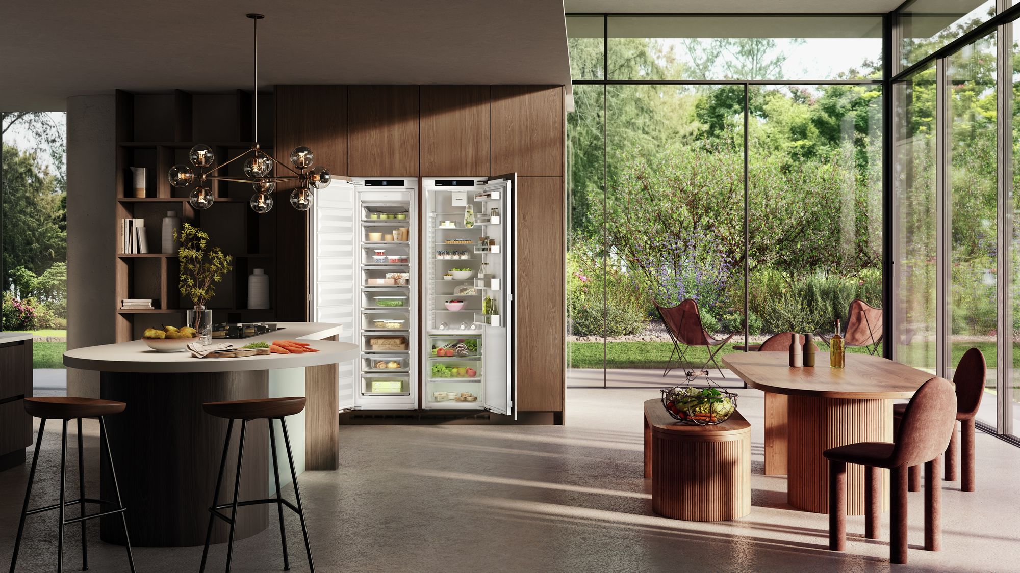 Réfrigérateur et congélateur Liebherr XL side-by-side intégrés dans une cuisine ouverte sur jardin