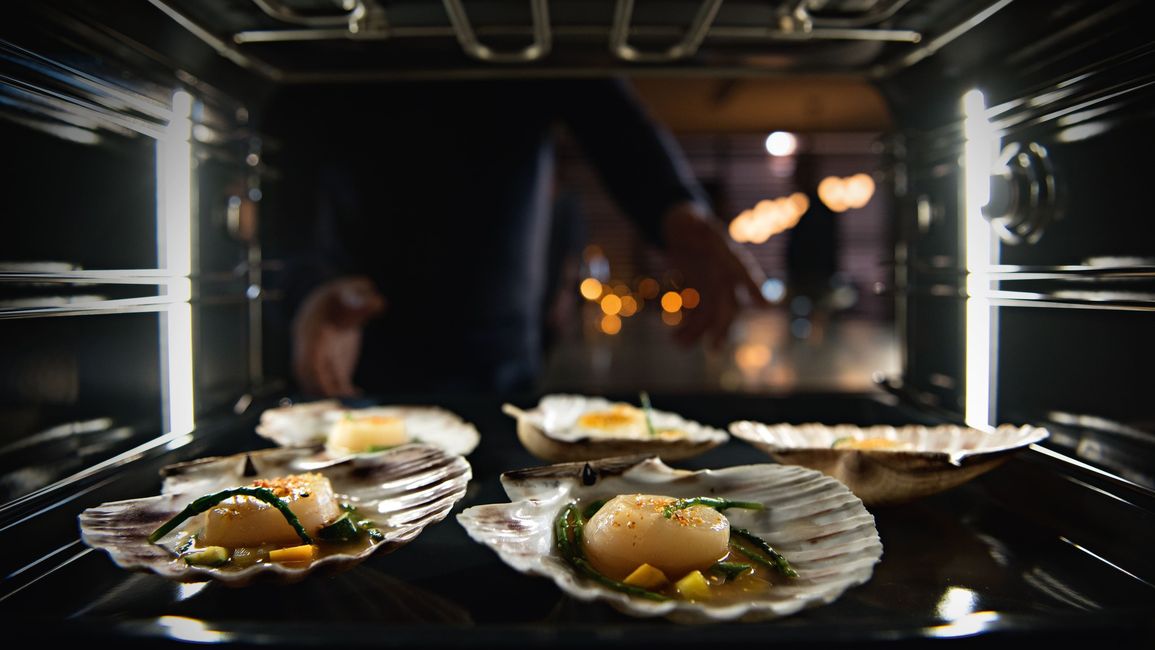 Coquilles Saint-Jacques en cuisson, vues de l’intérieur d’un four Miele
