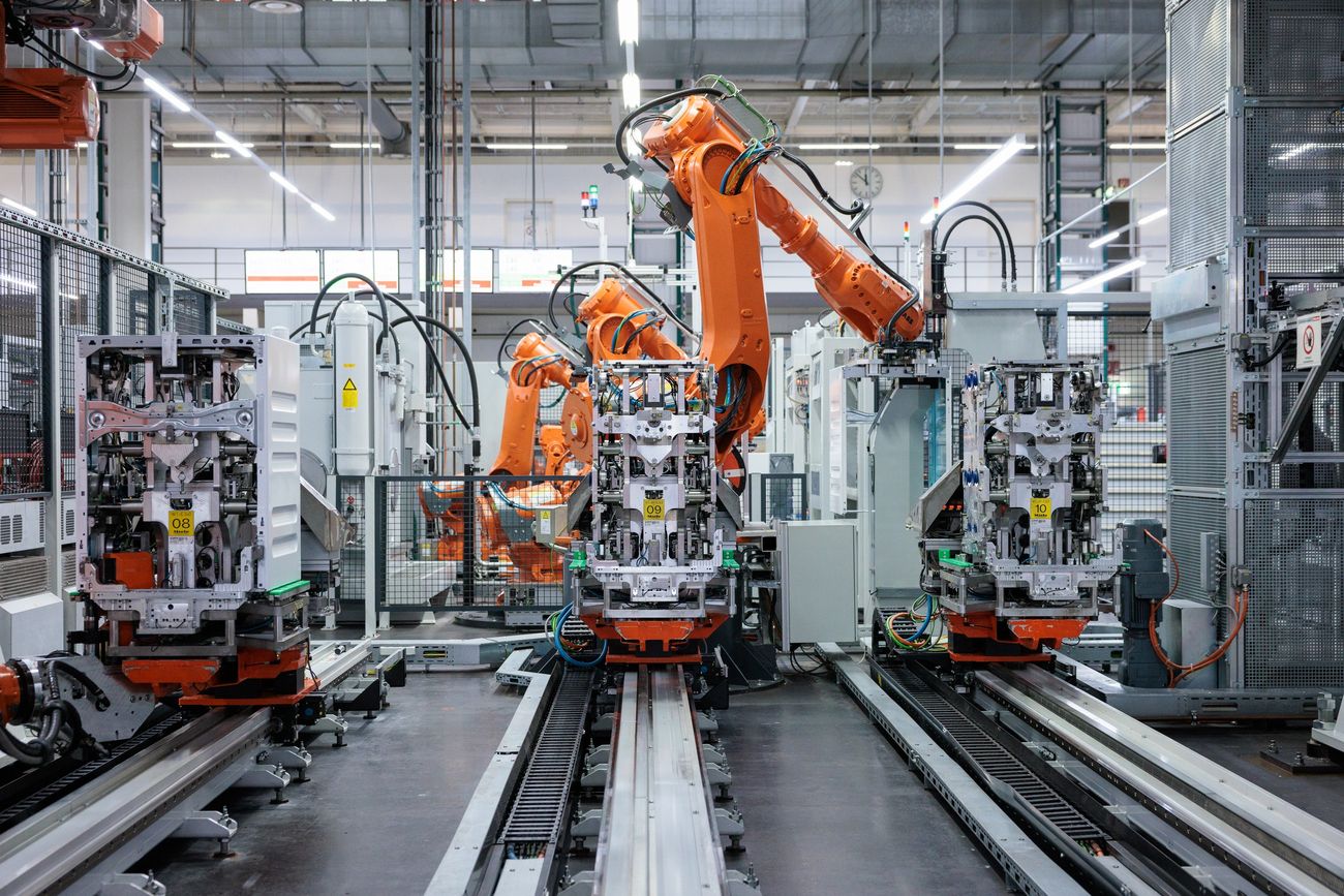 Robots d’assemblage sur une ligne de production d’une usine Miele