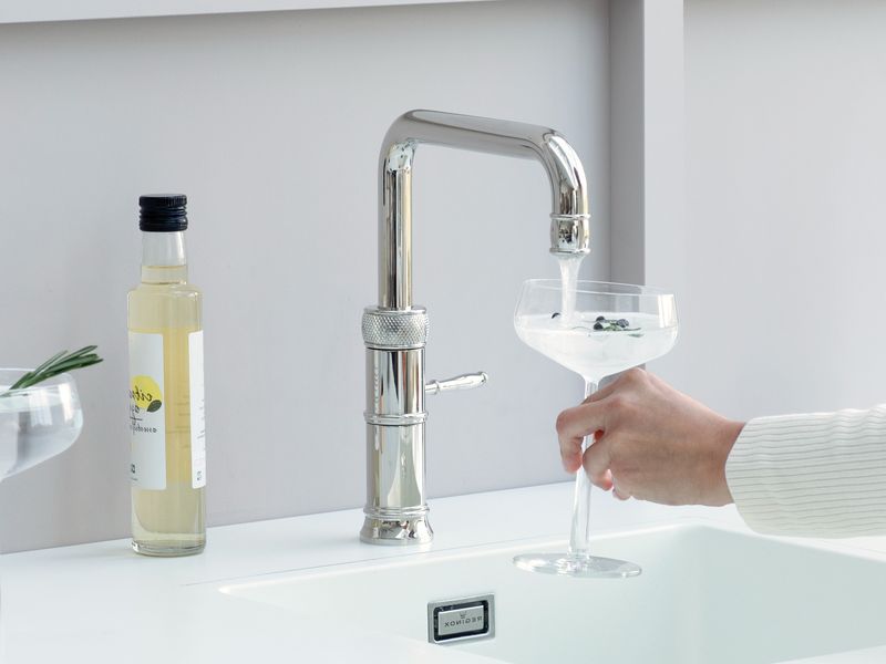 Coupe remplie d’eau pétillante au robinet Quooker Classic Fusion Square chromé