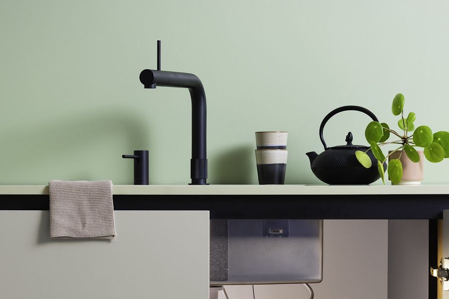 Robinet Quooker Front noir mat à commandes frontales et distributeur de savon assorti, crédence vert tendre