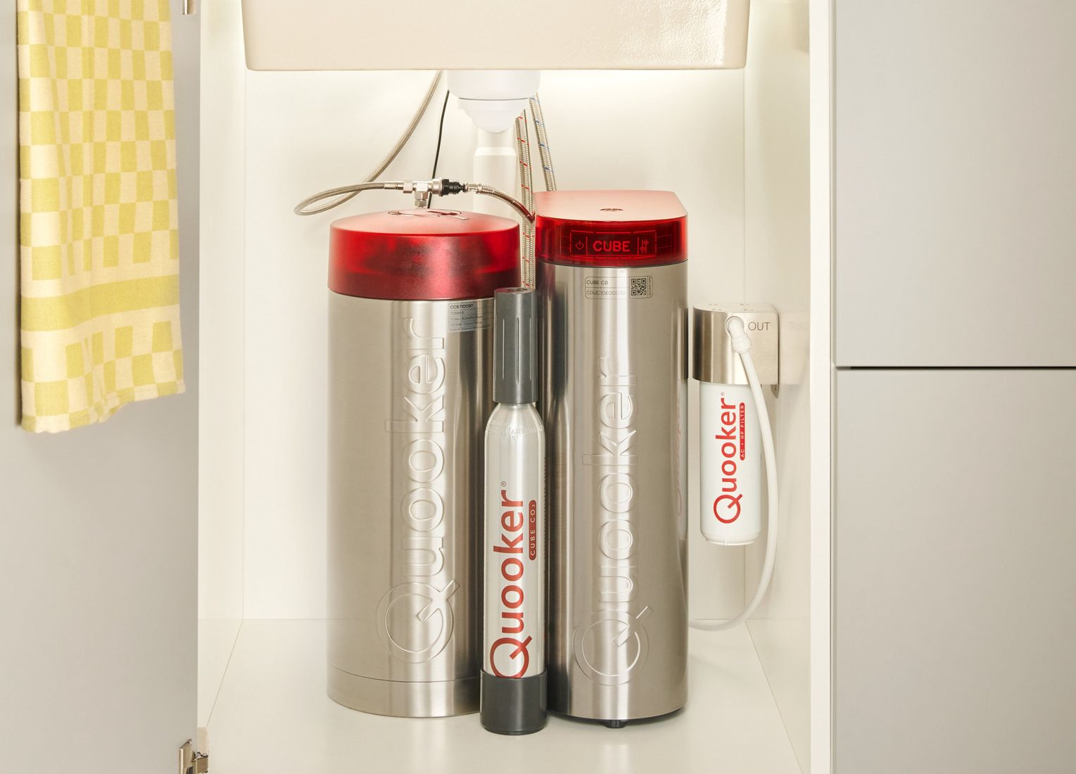 Réservoir Quooker COMBI et module CUBE installés dans le meuble sous l’évier