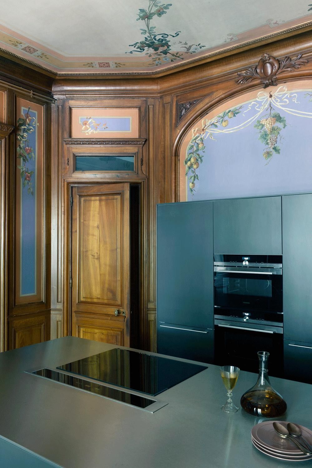 Colonne de fours Siemens iQ700 dans une cuisine d’appartement bourgeois à boiseries