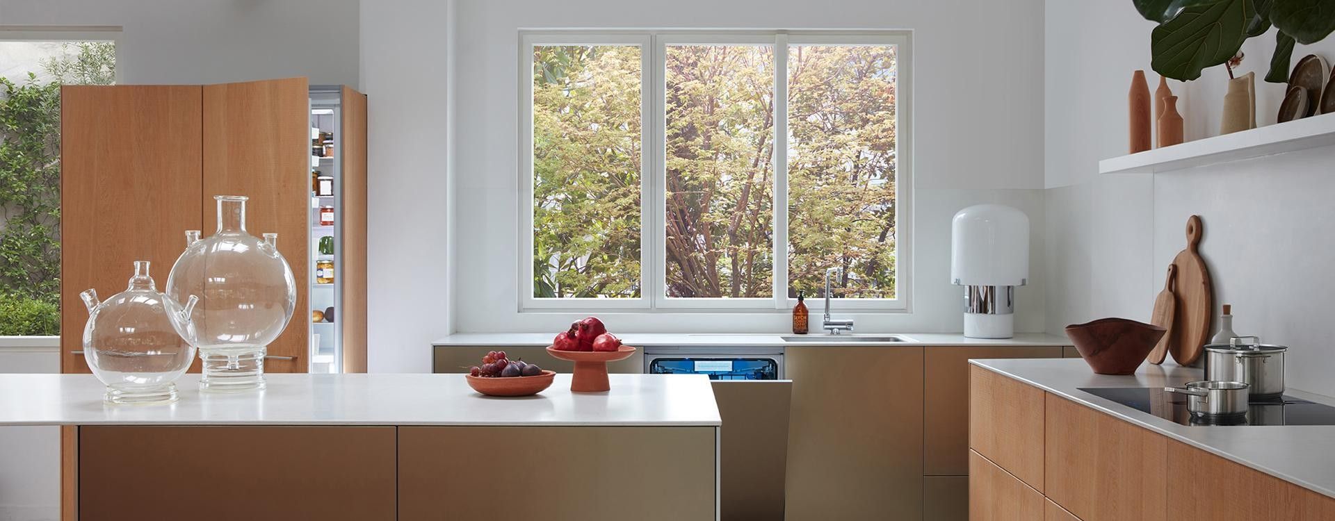 Cuisine boisée lumineuse équipée Siemens dans un duplex parisien