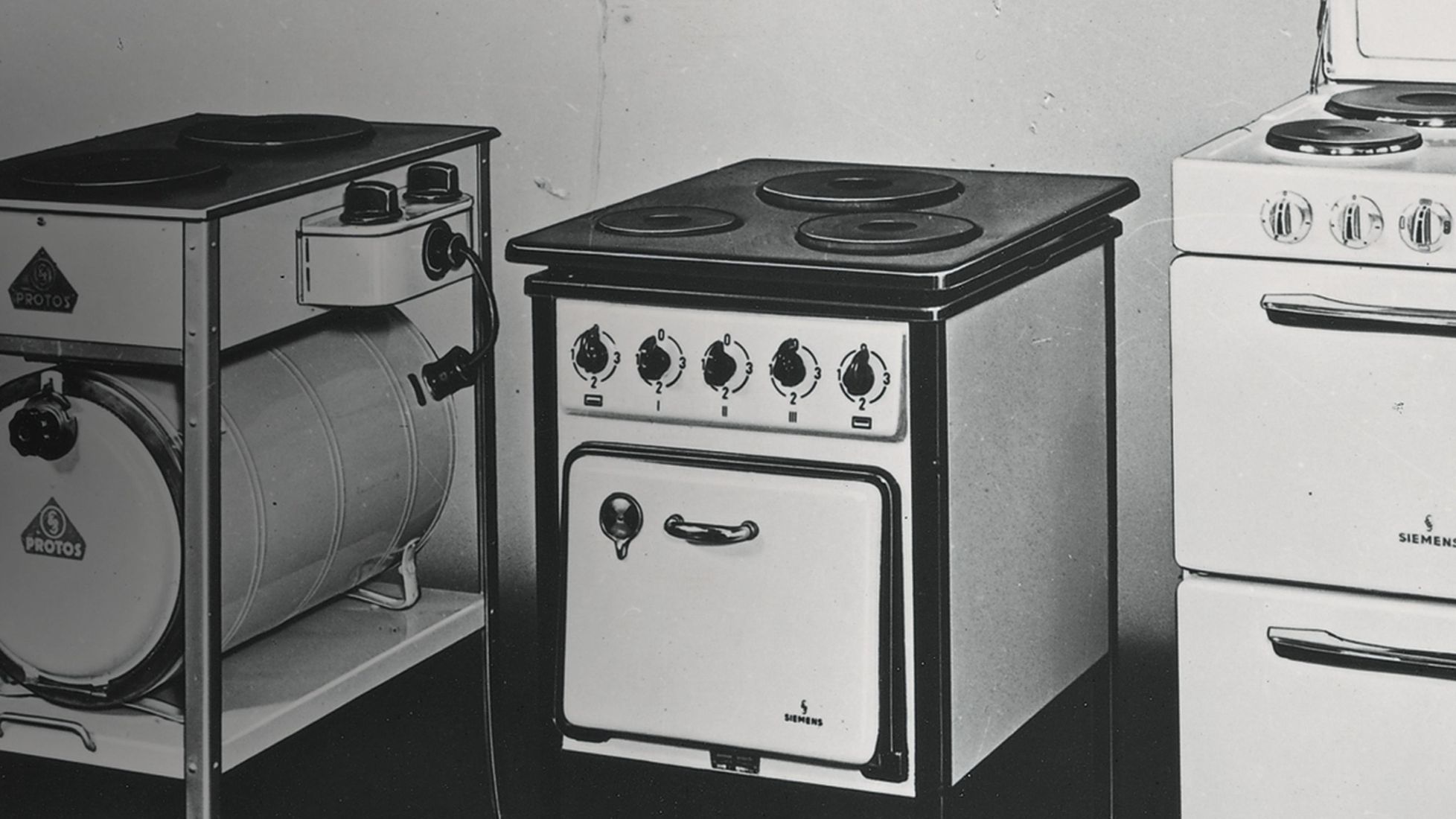 Photo d’archive en noir et blanc de cuisinières électriques Siemens Protos des années 1920-1930