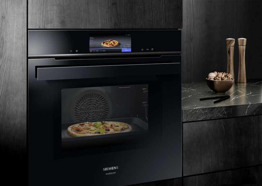 Four Siemens iQ700 studioLine noir avec écran, pizza en cuisson