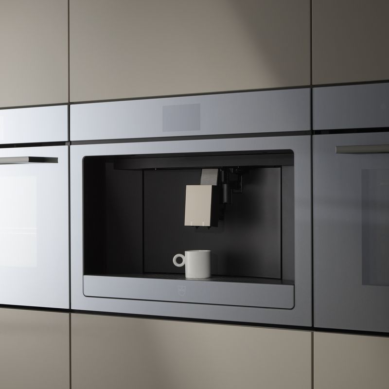 Machine à café encastrable V-ZUG CoffeeCenter V6000 45 en verre miroir, tasse sous le bec