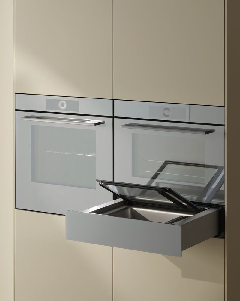 Colonne de cuisine V-ZUG : four, four vapeur et tiroir ouvert, en verre miroir gris clair