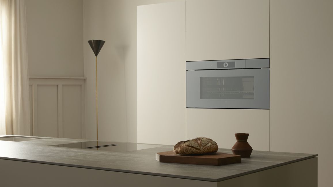 Four vapeur combiné V-ZUG CombiSteamer Grand de 90 cm encastré dans une cuisine claire