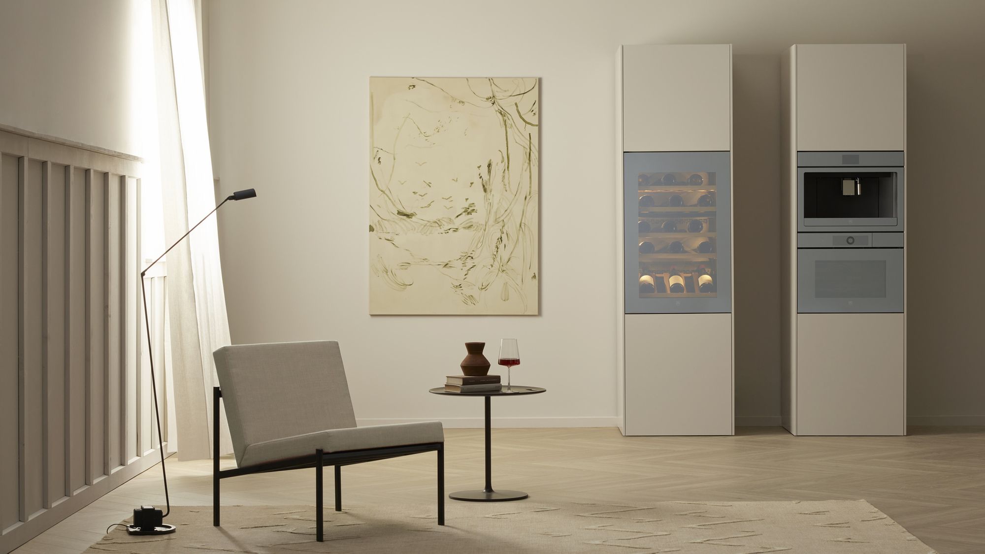 Deux colonnes d’appareils V-ZUG Excellence Line, cave à vin, fours et machine à café, dans un intérieur épuré