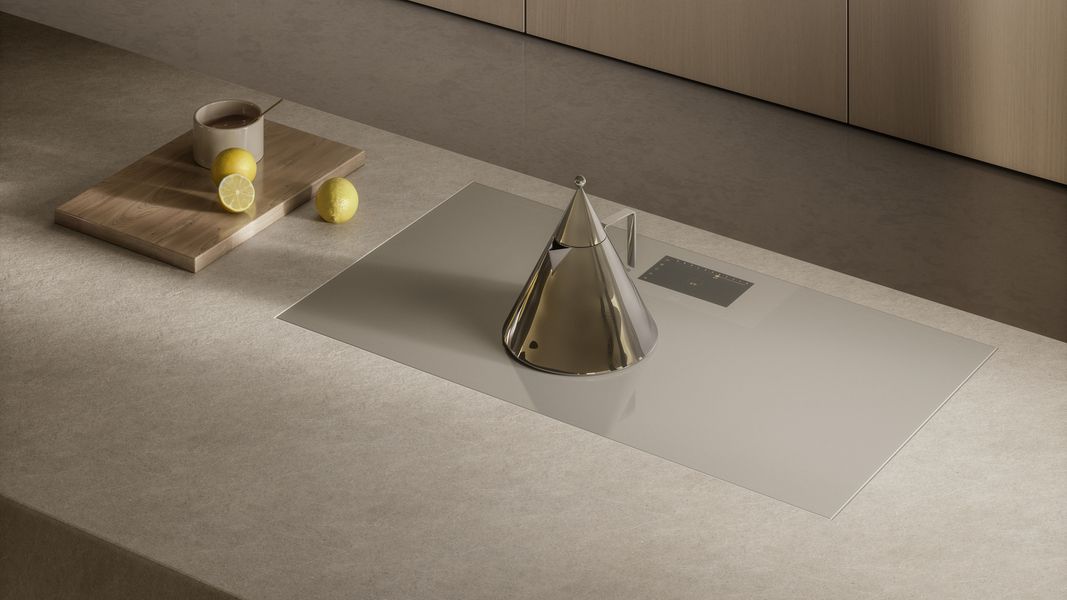 Table à induction V-ZUG FullFlex finition Pearl sur un plan en pierre, bouilloire conique en métal